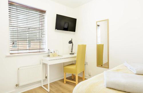 Comfortable 4 Bed Modern Townhouse with Parking - Foto 20