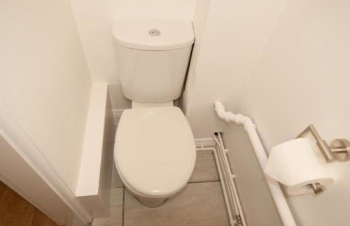 The Wellington - Stylish 3-Bedroom House, Sleeps 8, Ideal for Professionals - Photo 50