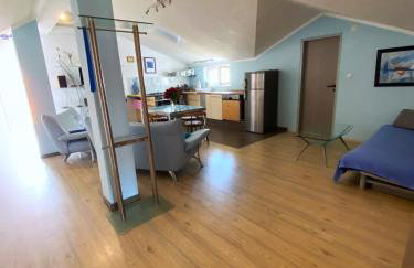 Modern Red & Blue Apartment - Photo 22