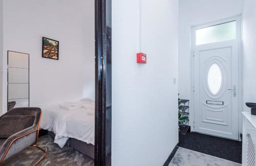 Spacious 5 bedroom house near Leeds City Centre sleeps 12 suits contractors with free parking - Foto 9