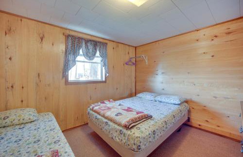 Stone Lake Cabin with Private Deck and Fire Pit! - Foto 15