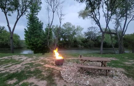 River RV, Romance Glamping Pup Paradise Riverside - Foto 7