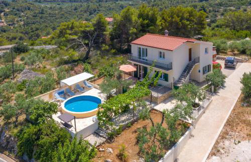 Holiday house with a swimming pool Rogac, Solta - 16444 - Photo 2