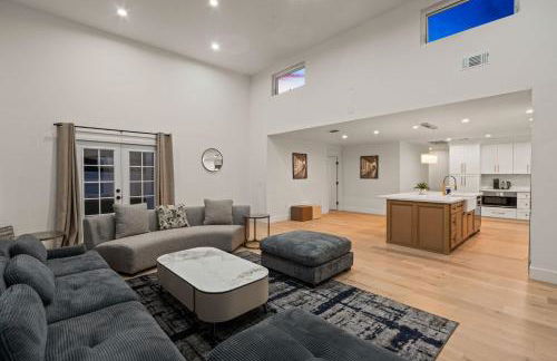 Spacious Modern Home with Rooftop & Private Backyard - Foto 17