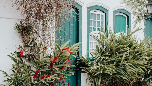 Admiring the buildings of the historic center of Paraty