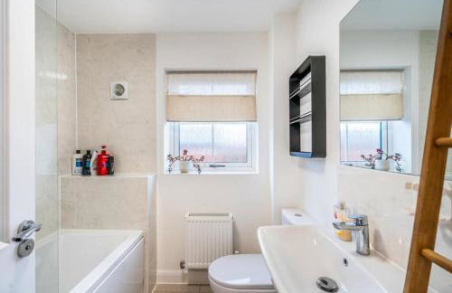 3-Bed Home Chichester with Parking, Ensuite & Garden - Foto 6