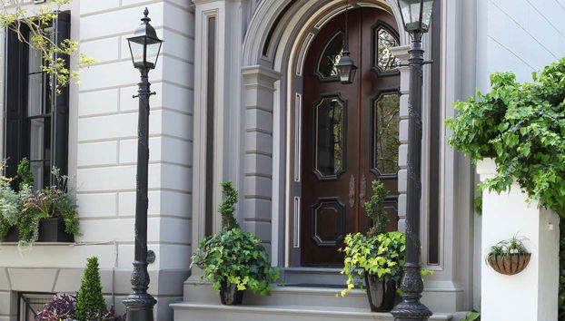 Una entrada a una casa colonial de Charleston