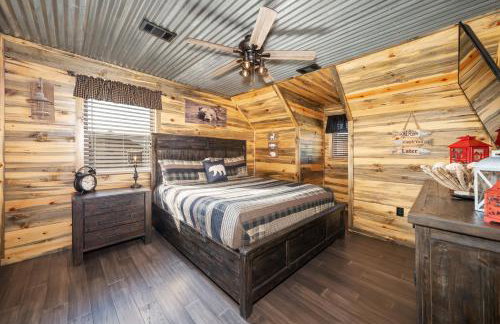 River Lodge Escape with Hot Tub - Foto 31