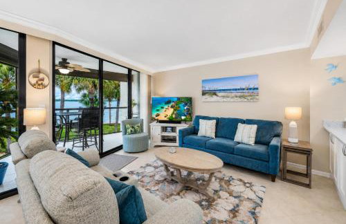Waterfront Island Oasis! Heated Pool with Stunning View & 2 Full Bath - Foto 9