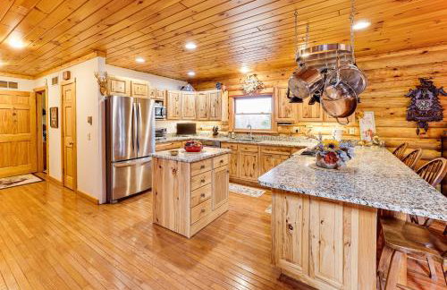 Spacious Log Home with 13 Acres, Ponds and Fire Pit! - Foto 8
