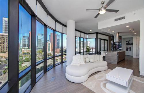 Downtown Luxury High-Rise with Panoramic Views - Foto 11