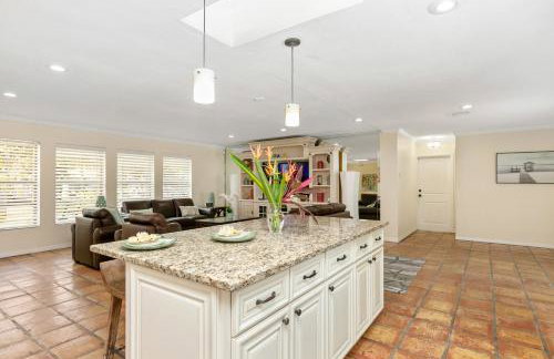 Spacious 4BR 2 5BA Family Retreat Pool Near Beach - Foto 18