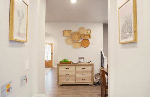 Boho Revival Modern Glam with AC in Downtown Albany - Foto 10