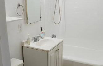 Artful Retreat - King Bed, Work Desk, WIFI, Unique Murals, Perfect for Business Travelers, Downtown & Near Universal Studios - Foto 15