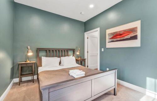 Waterfront Retreat with Private Dock and Fire Pit, Sleeps 8, Outdoor Dining, Spa-Style Primary, Gourmet Kitchen with Dual Dishwashers, Gas Fireplace, River Views, Bright Open Layout, Central AC, Perfect Coastal Escape for Families, 24 Hr Hospitality - Foto 36