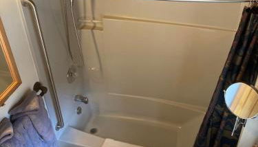 Relaxing Glamping Vacation: Fantastic Log Cabin with a Hot Tub in Darby, MT - Foto 5, Shower