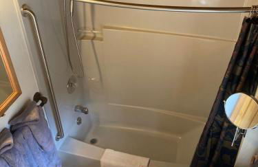 Relaxing Glamping Vacation: Fantastic Log Cabin with a Hot Tub in Darby, MT - Foto 5