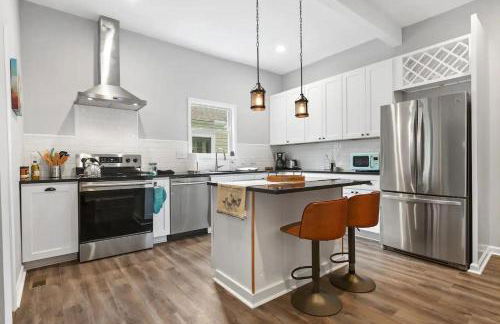 Recently Renovated Chic Durham Farmhouse - Photo 3