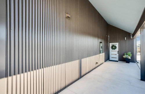 Modern Cabin Near Cheney Lake W Pool and Hot Tub - Foto 16