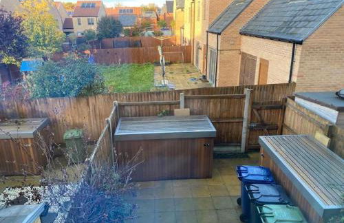 Homely, Cosy & Contemporary 4 BDR house with Garden & Parking 5 mins drive to Addenbrookes & Papworth hospitals & Bio Medical campus - Foto 22