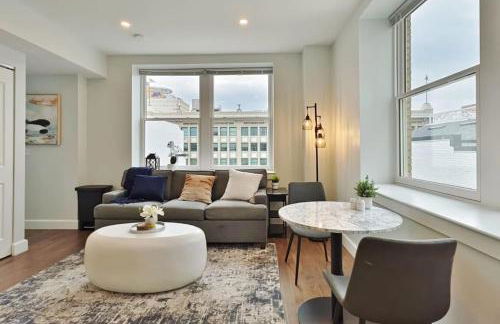 Fun Cozy Apts - 1 25 Mile Walk to TIAA Bnk Fld - Foto 1