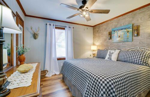 Oak Island Vacation Rental with Decks, Walk to Beach - Foto 16