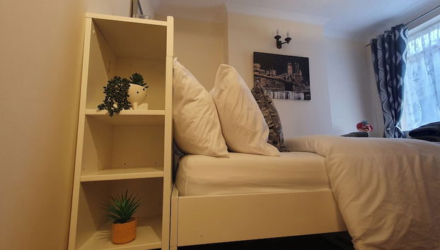 Inviting 2-bed Cottage in Windsor - Foto 3, Habitación