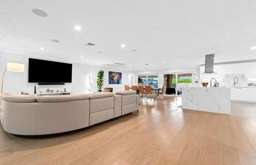 Luxe 4BR Waterfront w Htd Pool 5min to Beach - Foto 27