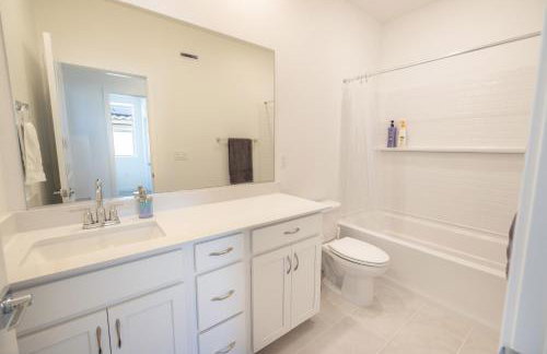 Modern Charming 4BR Home, Family Friendly, Office Space, Fast WiFi, Free Parking - Foto 38