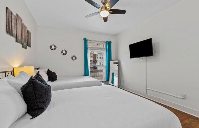 Expansive Downtown Home | JZ Vacation Rentals - Photo 2