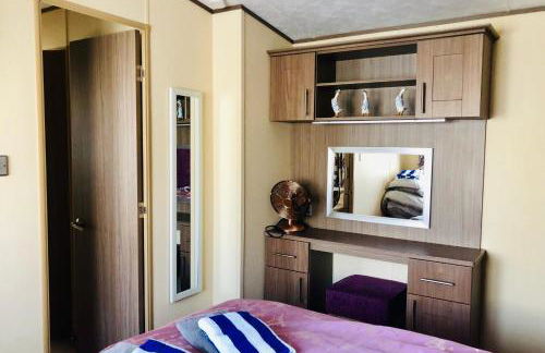 Family Seaside Retreat Private Stay at 5-Star Rockley Holiday Park Poole - Photo 14