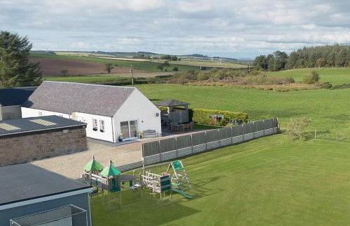 Bungalow with Hot Tub, BBQ Hut, Golf Net , Large Garden & Play Area - Foto 1