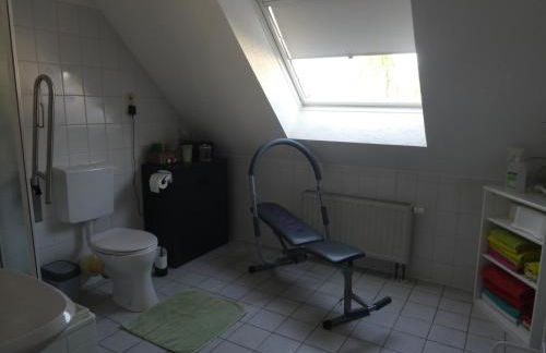 Gäste-und Ferienwohnung Magdeburg Alt-Olvenstedt, zwei Schlafzimmer, Treppenlift, ruhige Lage, Nähe Klinikum und Abfahrten A 2 und A 14 - Foto 13