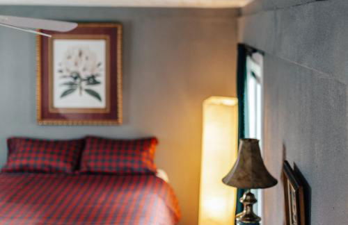 Cozy stay at Twin Treehouse in UT, Moody with Free parking - Photo 32