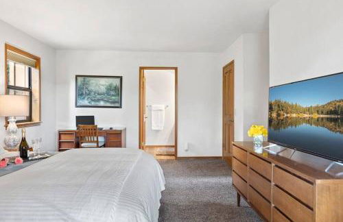 Cozy 3BR Dog-Friendly Cabin- Level 2 EV Chgr - Photo 27