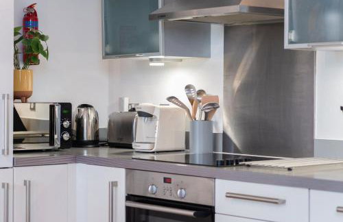 The Vizion serviced apartments from Pincott Properties - free parking, private balcony, and WiFi - Photo 66