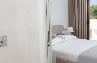 Luxury Poolside Villa - Photo 11