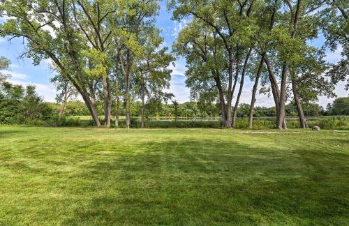 Family Home with Hot Tub - Walk to Johnson Lake! - Foto 25