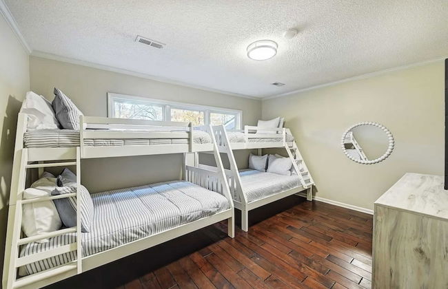 Lakefront Home Private Dock, Tiki Bar, Firepit Shore to Please by Avantstay - Foto 4