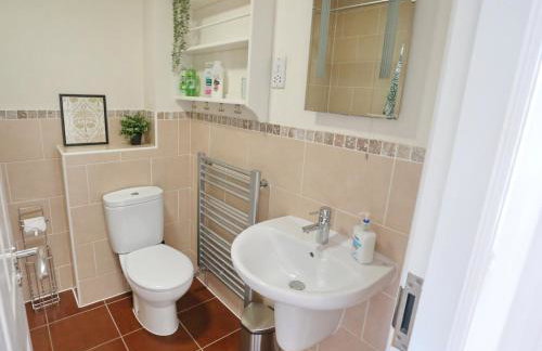 3Bed Manchester Home · Parking · Near AO Arena - Pass the Keys - Photo 32
