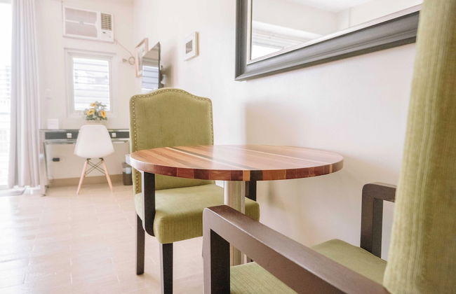 Stunning Cityscape Hideout - Photo 11