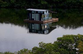 The Burrow-a floating cabin - Photo 2