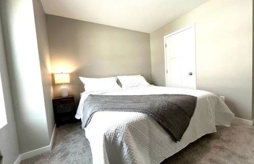 Central Cedar Falls Townhome - King Beds! - Foto 2