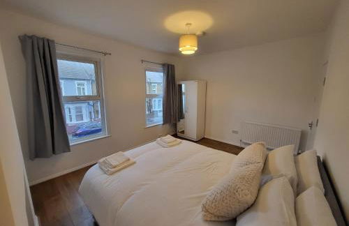 Central 5BR Retreat - Walk to Tube, Explore London - Photo 1