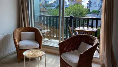 Appartement 5 personnes 65m2 avec balcon, vues partielles mer, 150m de la plage et centre, wifi et parking privé - Photo 3