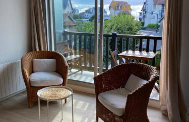 Appartement 5 personnes 65m2 avec balcon, vues partielles mer, 150m de la plage et centre, wifi et parking privé - Photo 3