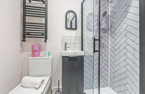 Chester Manor - 5 BR - Sleeps 10 - Free Parking - Foto 21