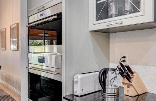 Luxury 6 BR Home Large Pool & Spa with Grassy Yard - Photo 51