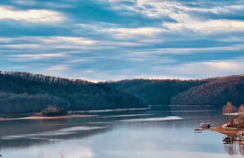 Lake View Cabin Sleeps 10 Pool Golf Marina Access - Foto 1