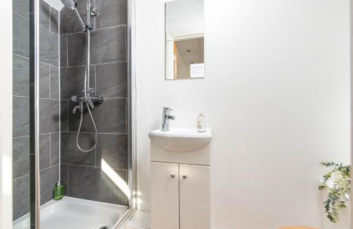 Large 5Bed Town House-Sleeps 9-By FabAccommodation - Foto 17